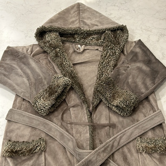 Pottery Barn Faux Fur Plush Hooded Bath Robe Medium - Picture 3 of 16